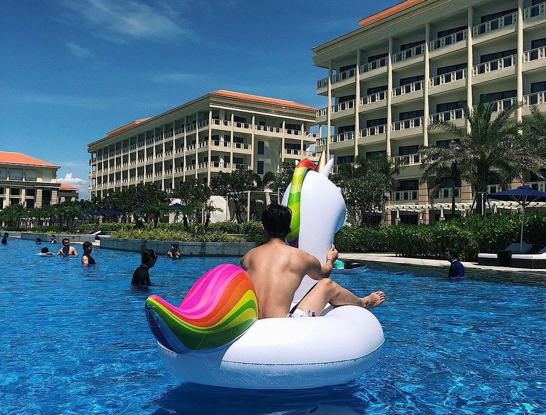 Đến Đà Nẵng, Seungju dừng chân tại một resort hạng sang tọa lạc ngay trên đường ven biển, từ đây di chuyển vào trung tâm thành phố khá xa nhưng bù lại đầy đủ tiện nghi, thích hợp để nghỉ dưỡng.