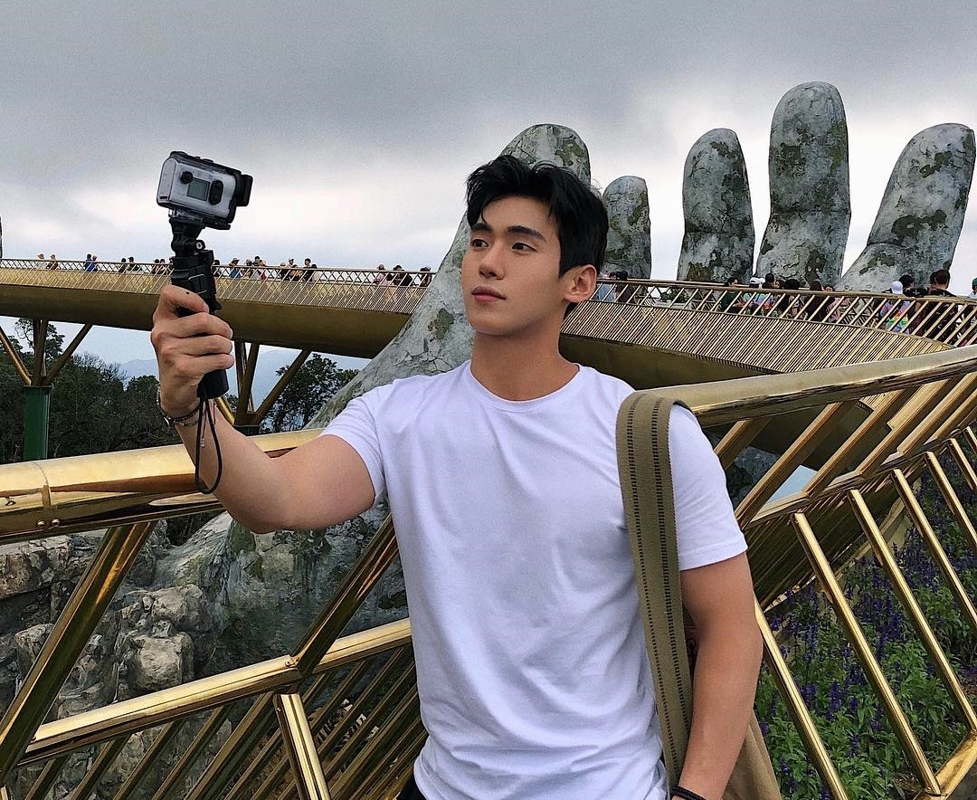 Tuy quãng đường đi không gần, hot youtuber vẫn không bỏ lỡ cơ hội check-in cây cầu vàng nổi tiếng thế giới ở Bà Nà.