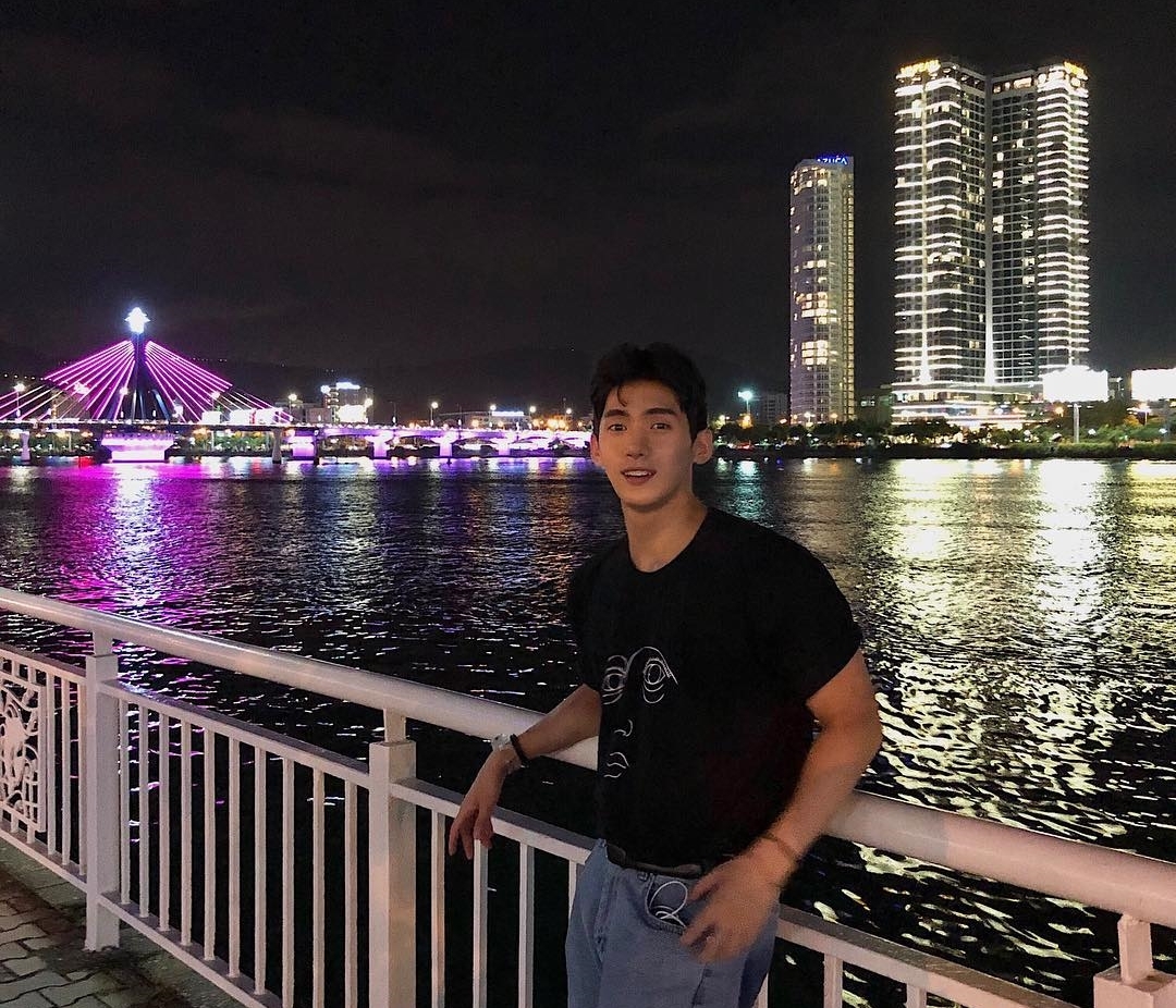 Chàng trai còn tranh thủ ngắm cầu quay sông Hàn về đêm. Seungju cho biết, để tiện di chuyển khi ở Đà Nẵng, anh thường sử dụng taxi công nghệ, còn ở Hội An thì book xe taxi truyền thống sẽ nhanh và dễ dàng hơn.