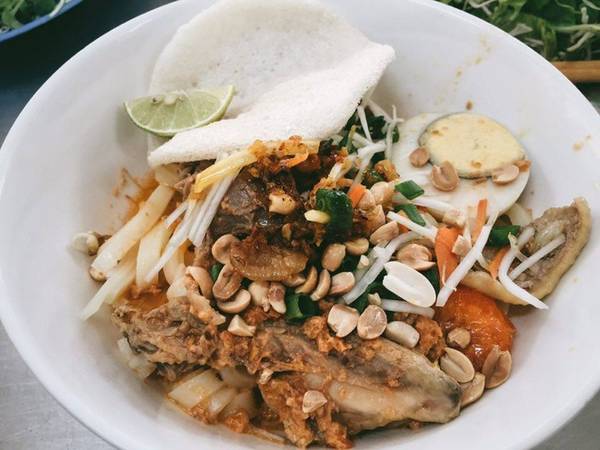 Một hoạt động mà Tuấn Anh và nhóm bạn của mình không bỏ qua ở bất cứ nơi nào khi đến là thưởng thức ẩm thực địa phương. “Mình rất ấn tượng với bánh mình Phượng ở Hội An, tuy lúc đến là trời đang mưa nhưng bọn mình vẫn mặc áo mưa và cùng nhau thưởng thức. Đây sẽ là kỷ niệm mình không thể nào quên được trong chuyến đi vừa rồi”, Tuấn Anh kể lại.