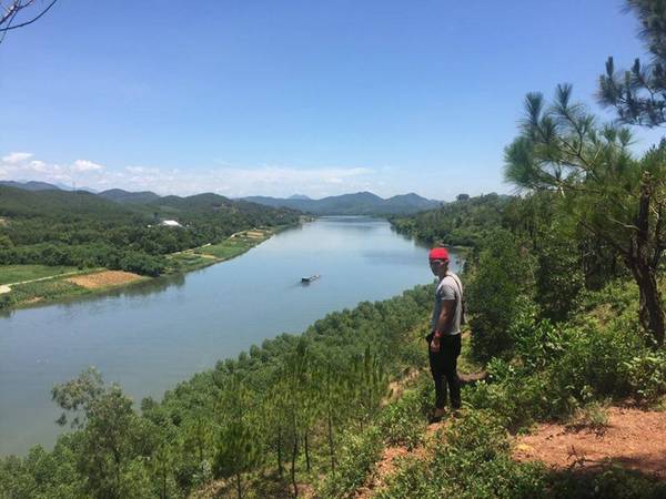 Đồi vọng cảnh là một trong những địa điểm mà chàng trai này gợi ý khi đến thành phố Huế. Với cảnh sắc thiên nhiên thanh bình, có hướng nhìn ra dòng sông Hương nổi tiếng, đây chắc chắn là điểm đến thú vị dành cho người ưa thích khám phá và chụp ảnh.
