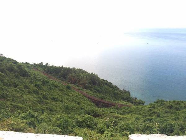 Kết thúc ngày đầu tiên ở Huế, cả nhóm phi xe máy vượt đèo Hải Vân để ghé thăm Đà Nẵng. Quảng đường dài khoảng 100 km, nhưng theo chia sẻ của Tuấn Anh thì bạn có thể vừa đi vừa nghỉ chân ven đường để thưởng ngoạn và chụp ảnh lưu niệm.