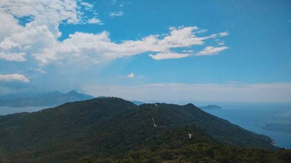 Phóng tầm mắt ra xa, bạn có thể thu được cảnh sắc hùng vĩ của thiên nhiên. Một bên là đồi núi một bên là biển cùng đoạn đường chông chênh sẽ mang lại cho bạn những trải nghiệm tuy mạo hiểm nhưng rất đáng nhớ.