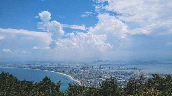 Đà Nẵng hiện ra trong những bức hình của Tuấn Anh là một thành phố đang phát triển, văn minh và hiện đại. Tại đây, nhóm bạn đã chọn một khách sạn gần cầu Rồng, ngay ngã 3 Trần Quốc Toản và Bạch Đằng là điểm dừng chân. Theo lời chia sẻ, chỗ ở này khá đông vui nhộn nhịp nhiều hàng ăn, quán xá xung quanh. Phòng riêng thì 400.000 đồng/đêm, nhóm của Tuấn Anh ở 3 người nên tính thêm là 488.000 đồng/đêm.