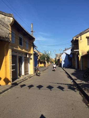 Sau khi đã khám phá Đà Nẵng ở ngày thứ hai, cả nhóm tiếp tục hành trình của mình đến địa điểm cuối cùng là Hội An. Nằm cách Đà Nẵng 30 km, nơi đây nổi tiếng là một trong những khu phố cổ đặc sắc, còn giữ lại nhiều nét đẹp truyền thống, trầm mặc, cổ kính bậc nhất ở Việt Nam. Hội An thu hút khách du lịch trong và ngoài nước vào bất kỳ thời điểm nào trong năm.