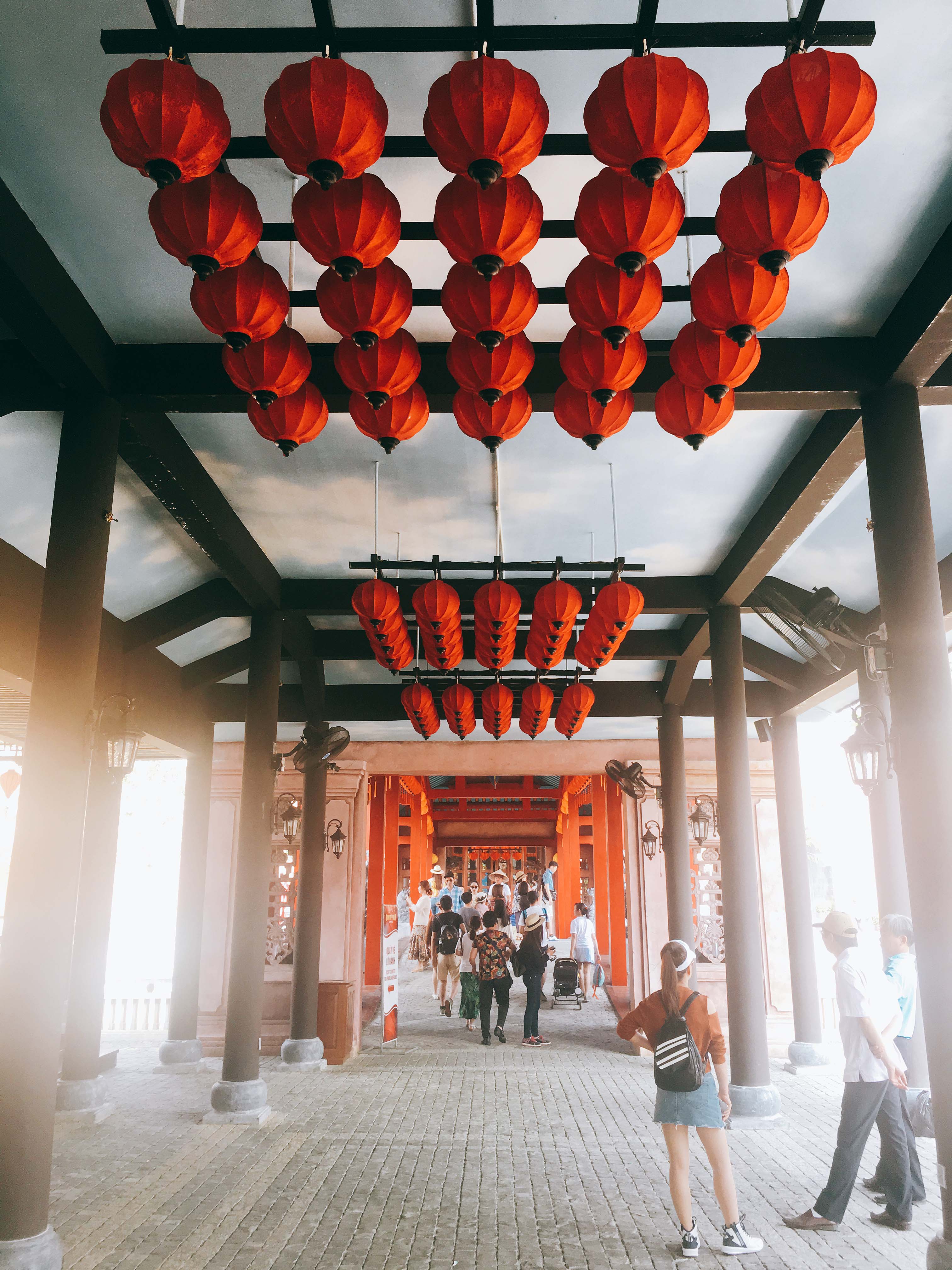 Đường đến cáp treo được thiết kế theo phong cách cổ kính