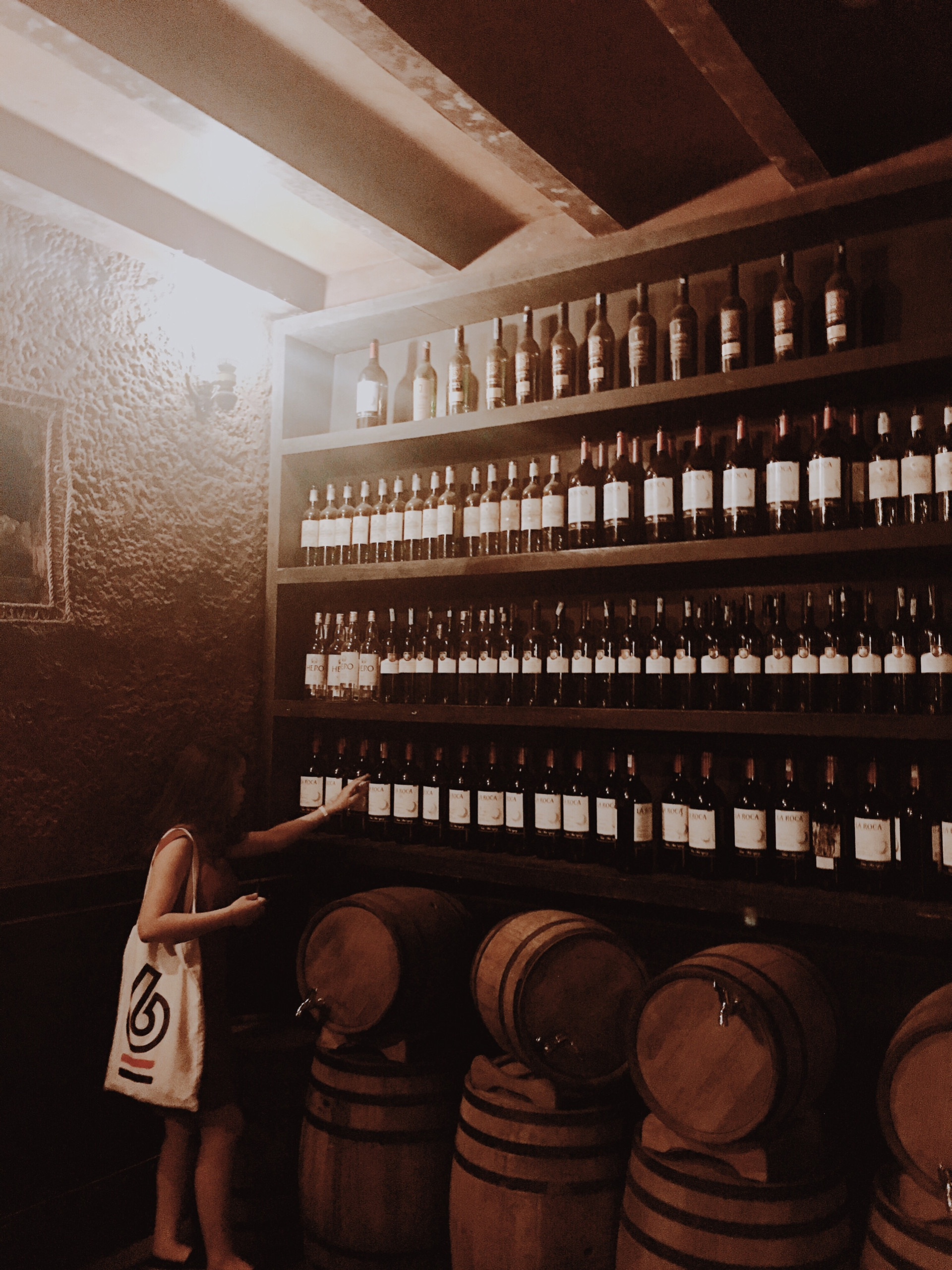 Hàng nghìn chai rượu được sắp xếp ngăn nắp