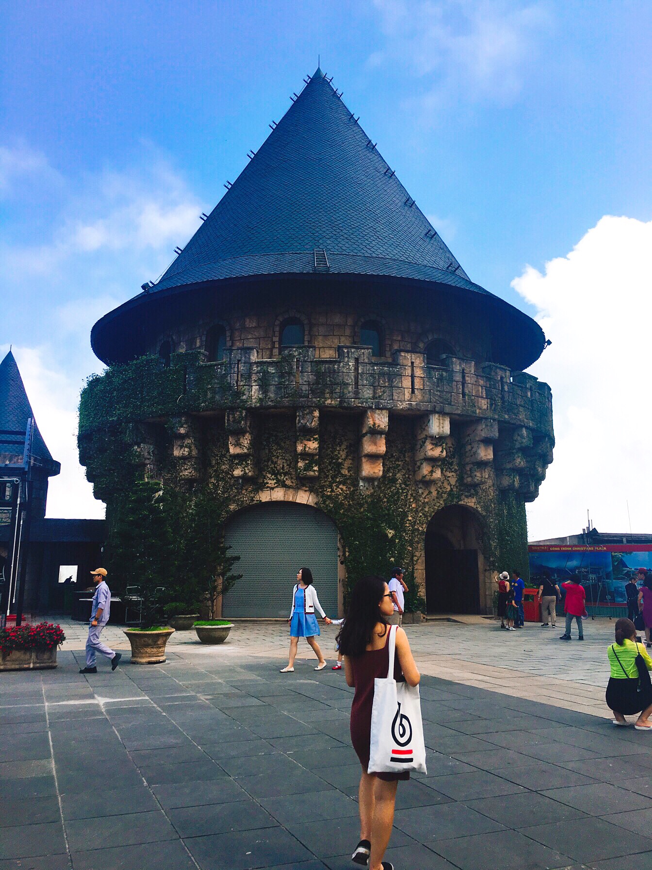 Ngỡ rằng đang đứng dưới trời Tây