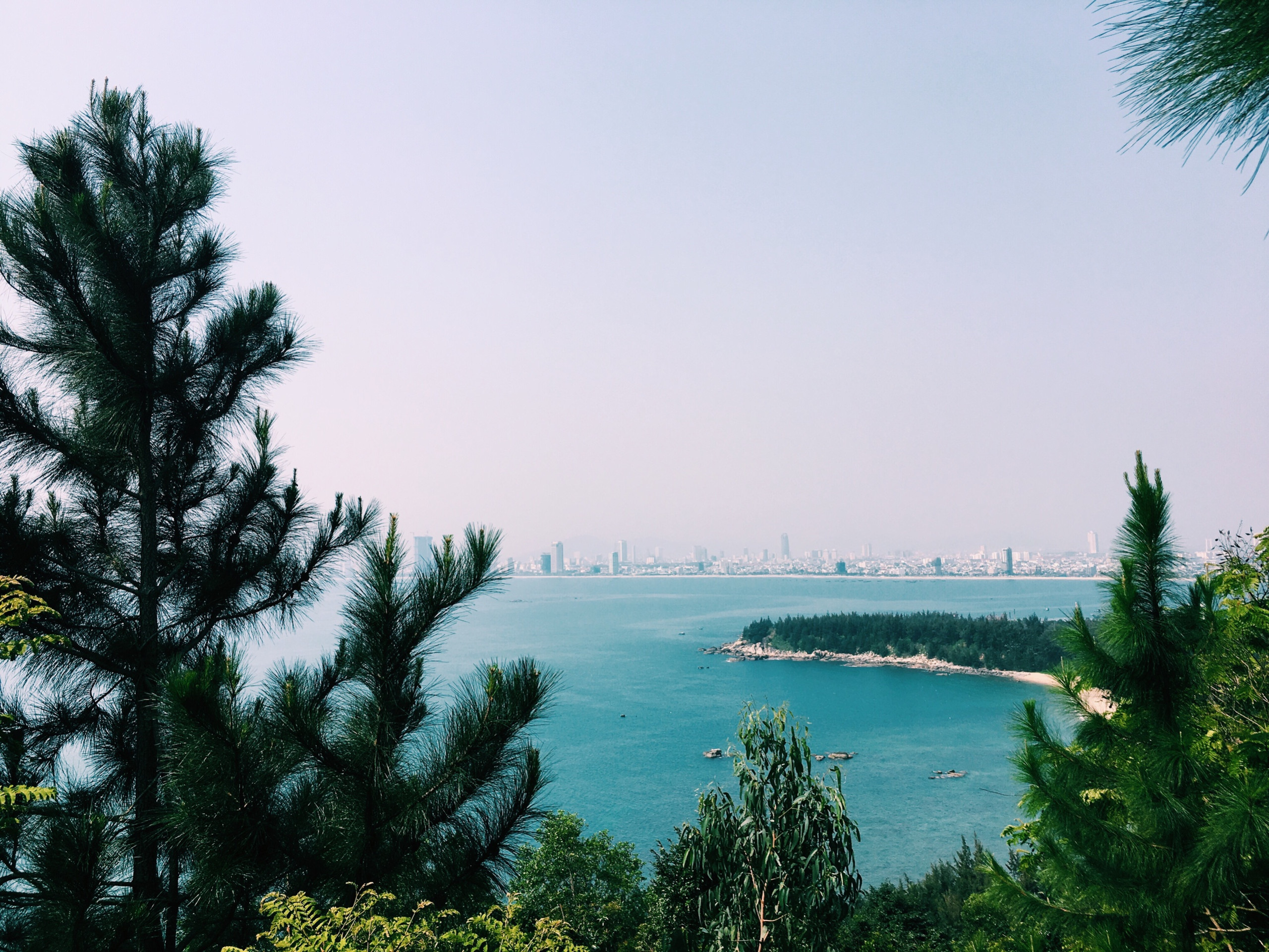 View biển ở chùa Linh Ứng