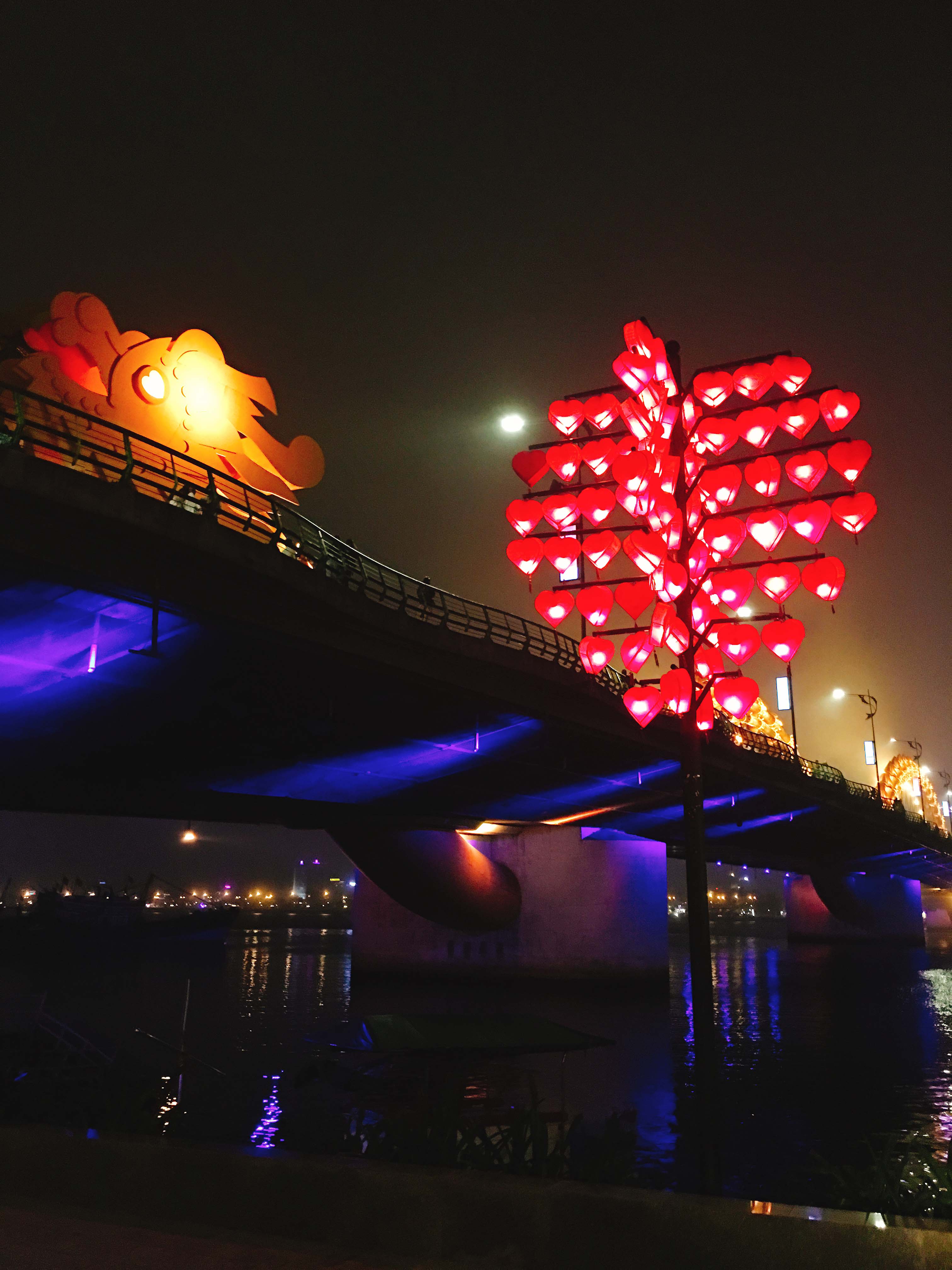 Cầu Tình Yêu dưới chân cầu Rồng