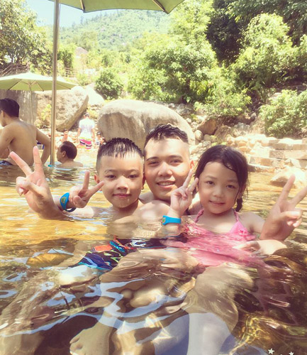Chị Yến chụp ảnh chồng con tại khu vui chơi trên núi Thần Tài. Ảnh: NVCC.