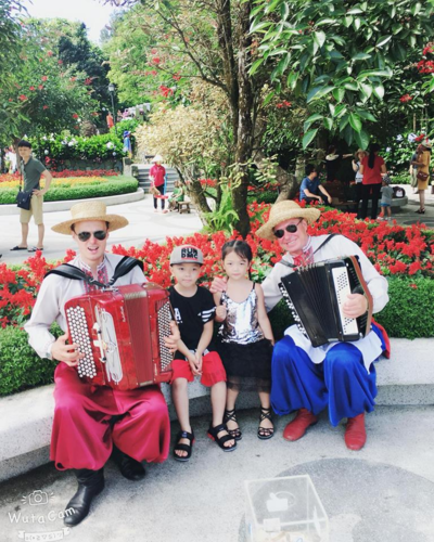 Nếu du khách muốn chụp hình cùng nghệ sĩ nước ngoài thì chỉ cần bỏ vào tủ kính của họ 10.000 - 20.000 đồng. Điều này không bắt buộc nhưng gia đình chị Yến vẫn để tiền vào. Ảnh: NVCC.