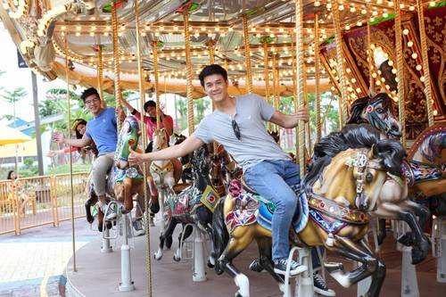 con-duong-ruc-ro-den-long-ky-luc-tai-asia-park-da-nang-ivivu-9