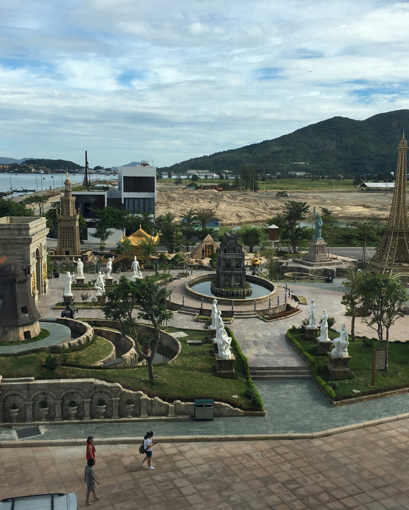 Nơi đây có diện tích khoảng 200 m2. Ở chính giữa là mô hình tháp Rùa. Ảnh: @min_jun_94.