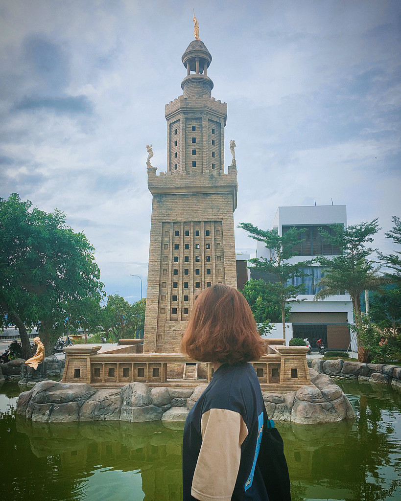 Chùa Một Cột và ngọn hải đăng Alexandria (một trong 7 kỳ quan thế giới cổ đại) với lớp sơn vàng ấn tượng. Ảnh: @phuong_5898.