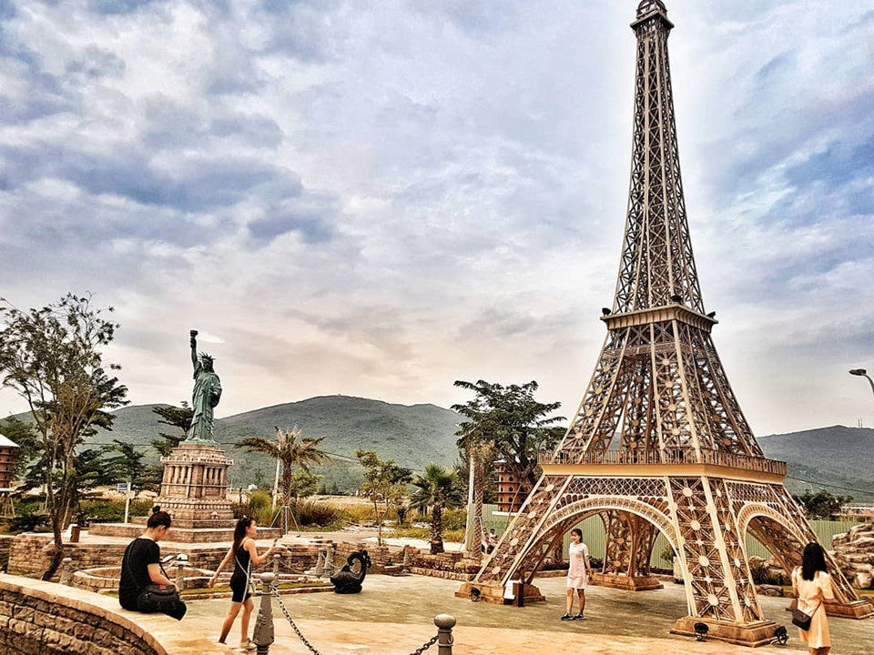  Thực tế, cả khu tổ hợp khách sạn và công viên là một trong số những công trình phục vụ APEC 2017. Công viên nằm ở phía trước sảnh chính và sở nhiều bức tượng, mô hình kỳ quan trên thế giới cũng như Việt Nam. Ảnh: @_hoagviett.