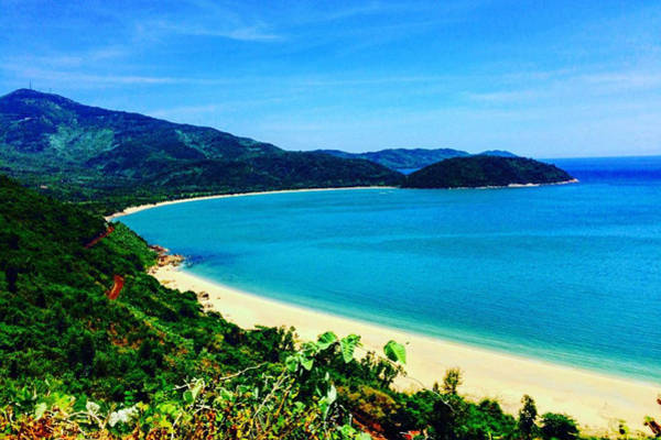 Làng Vân - là ngôi làng nhỏ nằm dưới chân đèo Hải Vân. Đây đã từng là nơi cư trú của những người dân bị bệnh phong, sống tách biệt với thành phố từ những năm 80. Gần đây, ngôi làng hoang sơ này đã trở thành điểm đến dành cho các phượt thủ thích khám phá những vùng đất mới. Ảnh:anniejeanxx