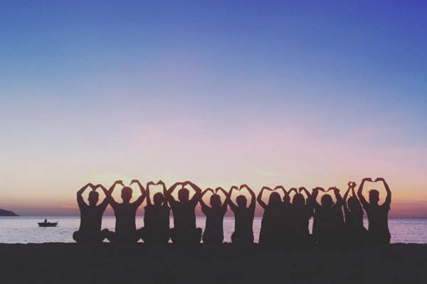 Thỉnh thoảng lại có ánh đèn từ đoàn tàu đêm, ngước nhìn về một góc xa của biển là thành phố rực rỡ. Bạn sẽ có cảm giác như mình ở trong câu chuyện "Hai đứa trẻ" của nhà văn Thạch Lam.Ảnh: piz7aha.