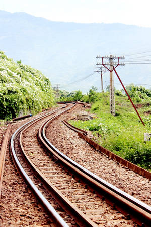 Với những bạn thích leo núi thì có thể chọn đi đường núi. Bạn đi xe máy lên đèo Hải Vân, từ chân đèo lên tầm 2-3km, bạn sẽ thấy một quán bán nước, gửi xe ở đó, hỏi địa chỉ đến làng Vân, sau đó đi bộ đến đường tàu lửa khoảng 800m thì sẽ thấy một biển chỉ dẫn xuống làng Vân.