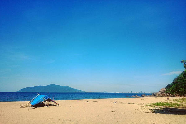 Bạn sẽ thấy thích thú vì một vùng biển hoang sơ, không khí trong lành, bãi cát trắng chạy dài cùng nước biển trong xanh. Làng Vân có 3 bãi chính. Bãi Dừa gần với thành phố nhất, bạn có thể cắm trại, tắm biển, và hái dừa uống miễn phí.