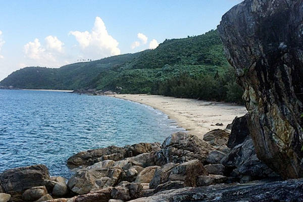 Bãi chính là nơi người dân sinh sống trước đây. Bây giờ chỉ còn lại những người dân chài đến đây đánh bắt cá. Bạn có thể đi men theo cuối làng để ra mũi Isabella gần đó để bắt cua, ốc. Ảnh: katrinakiritharan.