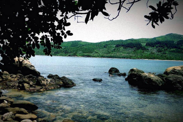 Xa nhất là bãi Xoan. Đường đến nơi này tương đối xa và mất nhiều thời gian nhưng bù lại đây là bãi biển hoang sơ nhất, không có rác và đẹp nhất ở nơi đây. Bạn sẽ thích thú vì có thể thỏa thích mò cua bắt ốc ở vùng biển này nhưng không nên tắm biển vì đây là vùng nước xoáy. Ảnh: tuyetmai.