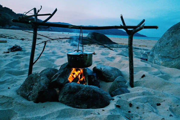 Ở làng Vân, bạn có thể cắm trại bất cứ nơi đâu mà bạn muốn và nhớ mang theo dụng cụ để nấu nướng. Buổi đêm có thể mang đèn pin đi bắt còng hoặc ngồi ngắm thành phố Đà Nẵng với đèn đóm lấp lóe từ xa. Ảnh: nao.nem.