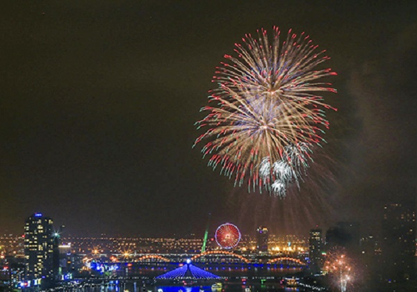 Đà Nẵng là địa phương đang sở hữu "đặc sản" pháo hoa, với các cuộc thi trình diễn, lễ hội pháo hoa quốc tế trong mùa du lịch. Ảnh: Nguyễn Đông.