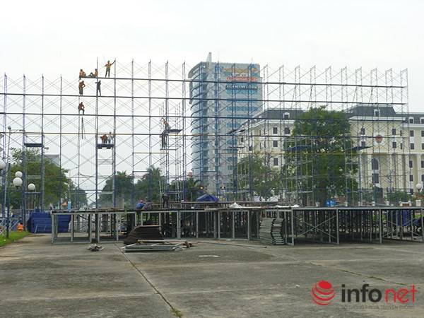 Màn hình LED khổng lồ đang được khẩn trương lắp dựng trên Quảng trường 29/3 (Đà Nẵng)