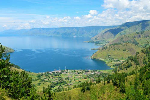 Hồ Toba, Sumatra, Indonesia Với chiều dài khoảng 100 km và chiều rộng 30 km, điểm sâu nhất của hồ lên đến 505 m. Đây là hồ núi lửa lớn nhất thế giới, từng phun trào cách đây vài chục ngàn năm. Cảnh quan nơi đây rất đẹp, không gian yên tĩnh, trong lành khiến cho các đôi cảm thấy thoải mái, riêng tư trong giây phút lãng mạn. Đến đây, bạn cũng nên ghé thăm suối nước nóng nằm quanh hồ Toba, thưởng thức các món cá ngon được đánh bắt trực tiếp từ hồ và mua những món hàng thủ công mỹ nghệ từ người dân Batak Toba để làm quà.