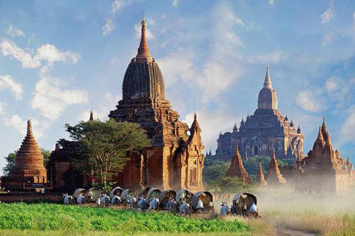 Bagan, Mandalay, Myanmar Bagan là điểm đến du lịch nổi tiếng nhất ở Myanmar, nhưng lượng du khách Đông Nam Á đến đây vẫn còn khiêm tốn. Tới đây, du khách chủ yếu khám phá những ngôi đền cổ được xây dựng cách đây hàng thế kỷ, ngắm nhìn các tòa tháp cao chót vót và những công trình kiến trúc đặc sắc. Thưởng thức các món ăn truyền thống Myanmar trong bữa tiệc buffet hoặc thuê một chiếc thuyền và ngắm cảnh hoàng hôn cùng người yêu luôn là điều tuyệt nhất.