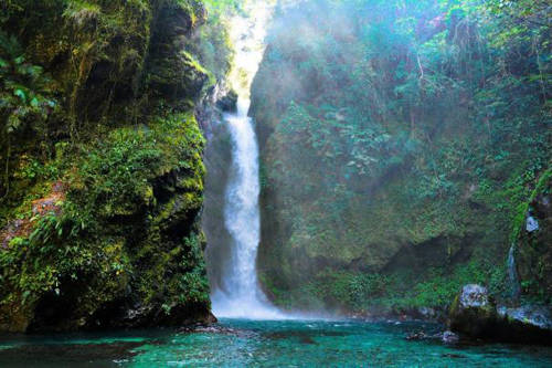 Aurora, Philippines Aurora là một tỉnh của Philippines, thuộc vùng trung Luzon. Nơi đây được đặt theo tên của vợ tổng thống Manuel Quezon. Vừa có vẻ đẹp lãng mạn và chứa đựng nhiều giá trị lịch sử, Aurora là nơi tuyệt thích hợp dành cho các đôi uyên ương. Đến đây, bạn có thể bơi lợi tung tăng trong bãi biển vắng ở Aurora, tắm thác Ditumabo, thưởng thức món cháo gà nóng hổi hoặc đi mua sắm ở hội chợ thương mại.