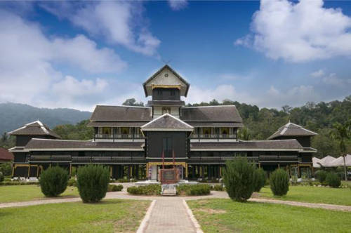 Seri Menanti, Malaysia Seri Menanti, kinh đô của bang Negeri Sembilan, Malaysia sẽ cung cấp cho bạn nhiều trải nghiệm thú vị như tham quan bảo tàng hoàng gia Seri Menanti và thưởng thức bánh bao thơm phức tại các cửa hàng trên phố.