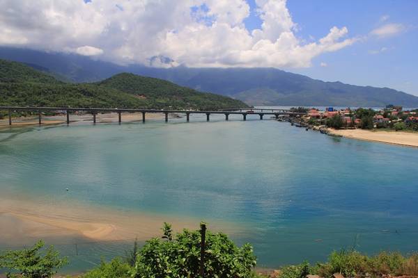 Vịnh Lăng Cô nhìn từ đèo Hải Vân. Ảnh: Kỳ Nhân Cao