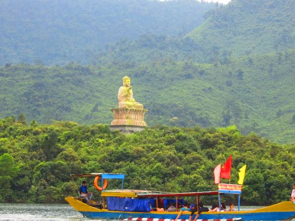 Đức Phật ngự giữa hồ Truồi. Ảnh: quoctruong308