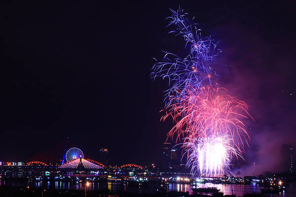 Những đợt pháo kết hợp với cảnh quan đô thị hai bên sông Hàn khiến Đà Nẵng càng lung linh lúc đêm về.