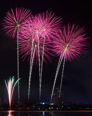 Các đội sử dụng cả pháo hoa tầm cao và tầm thấp. Nếu như những người mất tiền mua vé được thưởng thức gần như trọn vẹn từng loạt pháo bắn lên từ mặt nước thì những người ở xa chỉ có thể nhìn thấy đợt pháo tầm cao.