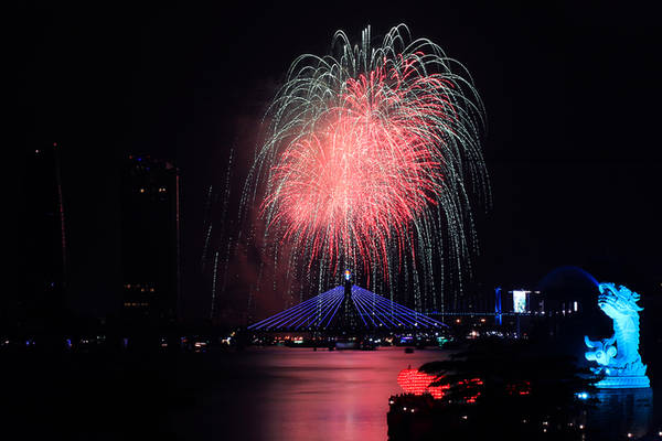 Pháo hoa nhìn từ cầu Rồng. Những đợt pháo của đội chủ nhà Đà Nẵng (Việt Nam) tranh tài ngang ngửa với đội với Mỹ và Nam Phi.