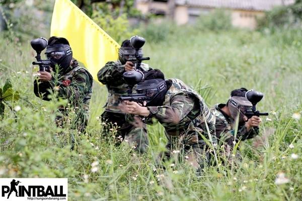 Bắn súng sơn thu hút rất nhiều người chơi.