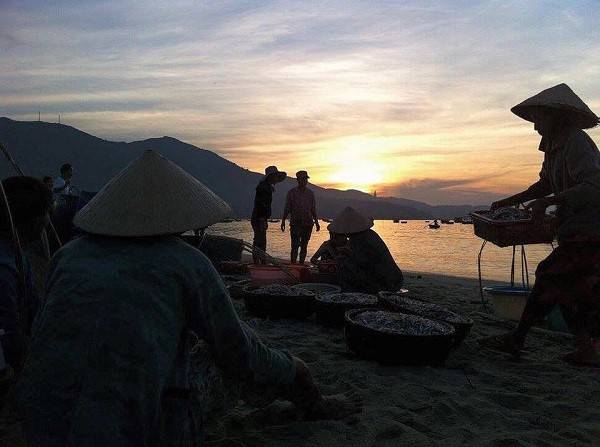 don-anh-binh-minh-o-cho-ca-da-nang-ivivu-2