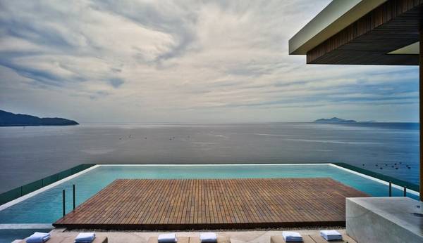 Hồ bơi vô tận nằm trên tầng thượng của A La Carte với tầm nhìn ngoạn mục. Ảnh: wywhere.com