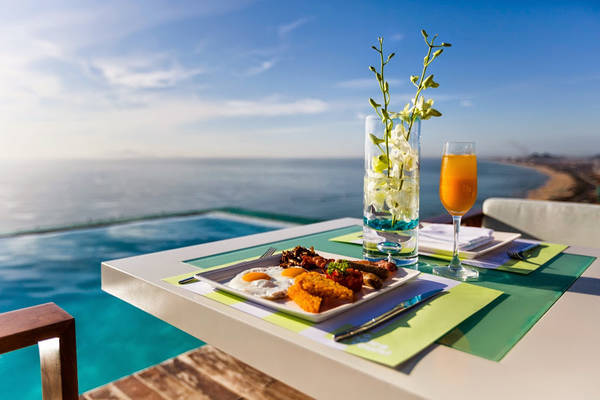 Còn gì tuyệt hơn khi được thưởng thức những ly cocktail thơm ngon với tầm nhìn ngoạn mục ra biển. Ảnh: A La Carte Da Nang