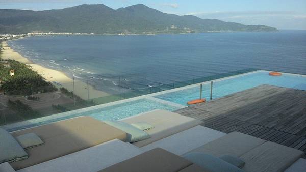 Hồ bơi nằm ở tầng 33, được thiết kế theo hình chữ L với 1/3 không gian dành cho trẻ em và 2/3 còn lại dành cho người lớn. Ảnh: puaabroad.com