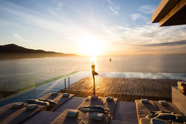 Trải nghiệm yoga buổi sáng trên bờ hồ với các chuyên gia. Ảnh: iVIVU.com