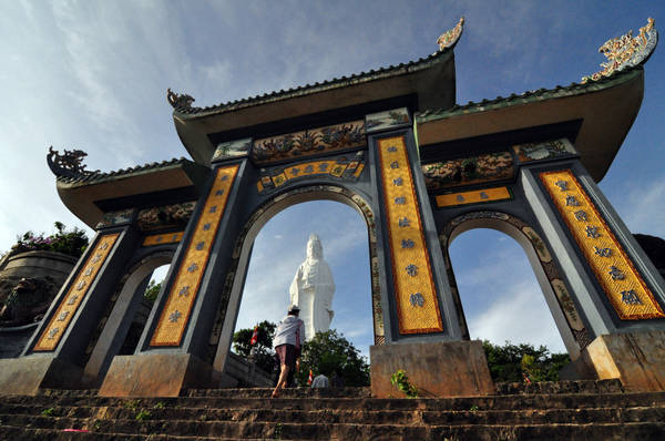 Chùa Linh Ứng. Ảnh: Ee Shawn