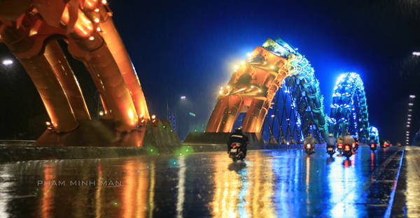 Cầu Rồng một ngày mưa. Ảnh: Phạm Minh Mẫn