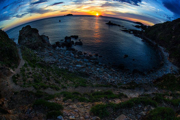 Đứng từ trên cao nhìn xuống, Eo Gió như một bức tranh sơn thủy hữu tình với trời, mây, nước…biển núi ôm nhau vừa gợi cảm, vừa hoang sơ đầy quyến rũ. Ảnh: P-Nguyễn