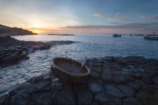 Bình minh trên gành Đá Đĩa. Ảnh: TranThanhTien.com