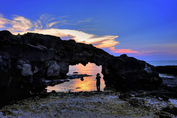 Không có du khách nào đến Lý Sơn mà không ghé thăm cổng Tò Vò độc đáo. Ảnh: otofun.net