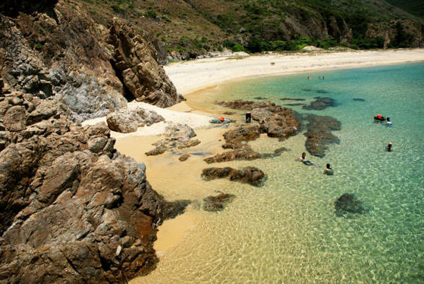 Bãi tắm Kỳ Co là sự phối hợp giữa nước biển trong xanh – gành đá núi kỳ vĩ và bãi cát vàng nguyên sơ – Ảnh: Hoa Khá
